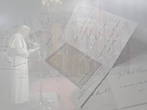 Zdjęcie nr 25 (34)
                                	                             Archiwum UJ, CV 24. Życzenia na Boże Narodzenie od papieża Jana Pawła II adresowane Rektorowi i Wspólnocie Akademickiej UJ w latach 1996 – 2001. Podpis własnoręczny. Fotografia papieża w tle pochodzi ze zbiorów Archiwum UJ.
                            
