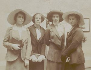 Obiekty z Archiwum UJ na wystawie „«I na co Paniom to wszystko?» O kobietach na Uniwersytecie Jagiellońskim” w Muzeum UJ Collegium Maius.